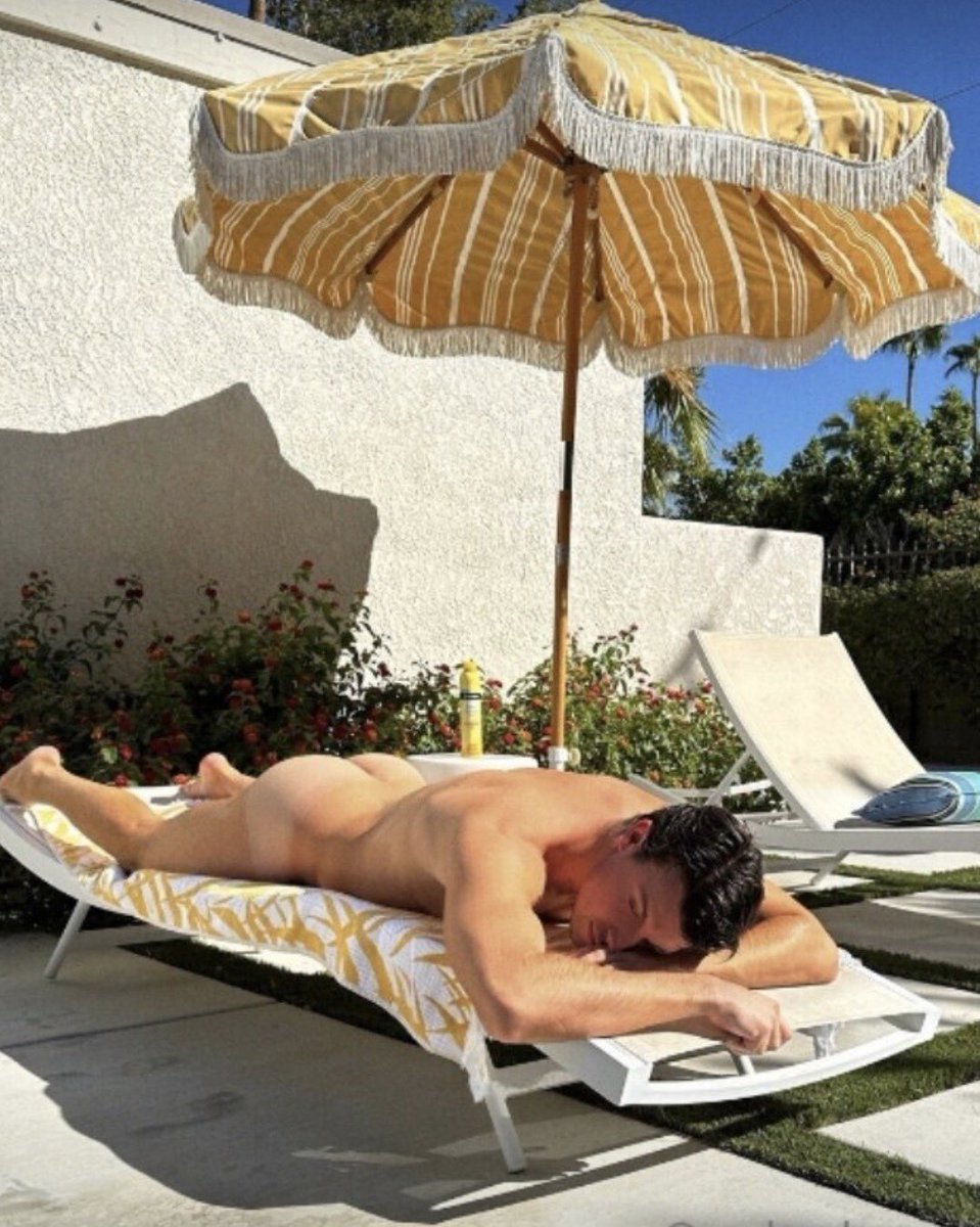 singletslvt's tweet photo. the neighbors can’t stop staring. https://t.co/laRaWo8re7