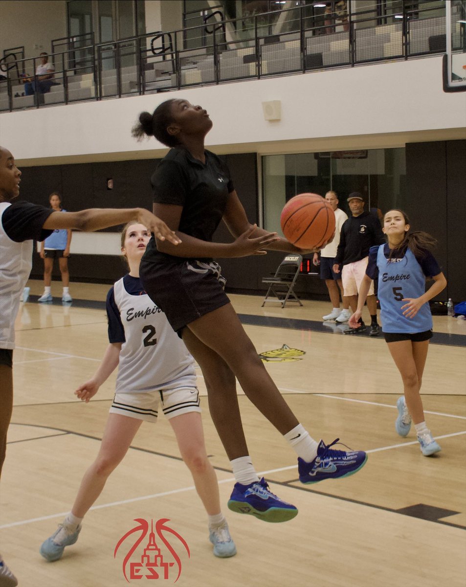 NYSTakeover's tweet photo. 2027 ✔️
2028 ✔️
2029 ✔️
2030 ✔️

Eyes on them all in a fun trip to Westchester County for a closer look at @ESBC_BlueFlames. Worth the drive!

A few more #ViewsFromTheBaseline 📸 https://t.co/4GwxMSKcz7