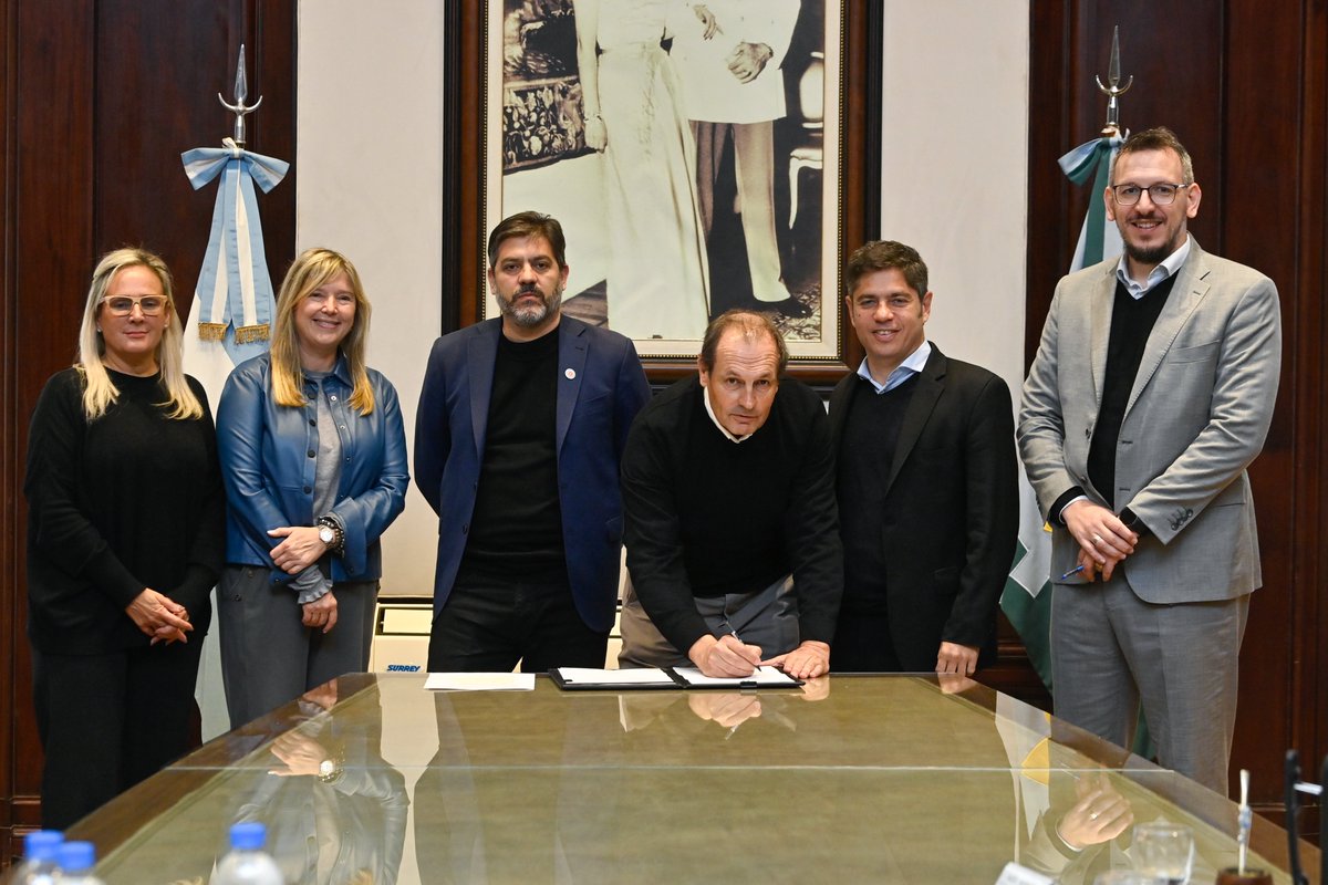 JCuattromo's tweet photo. Con @Kicillofok e intendentes/as rubricamos nuevos contratos con @PciaLeasing por más de $4.019 millones. Esta herramienta acompaña a los municipios en la compra de maquinaria, vehículos y equipamiento, que permiten fortalecer la gestión local y mejorar los servicios en cada distrito.

En un contexto económico muy complejo, defendemos el rol del Estado provincial como impulsor del desarrollo de los 135 municipios bonaerenses.
