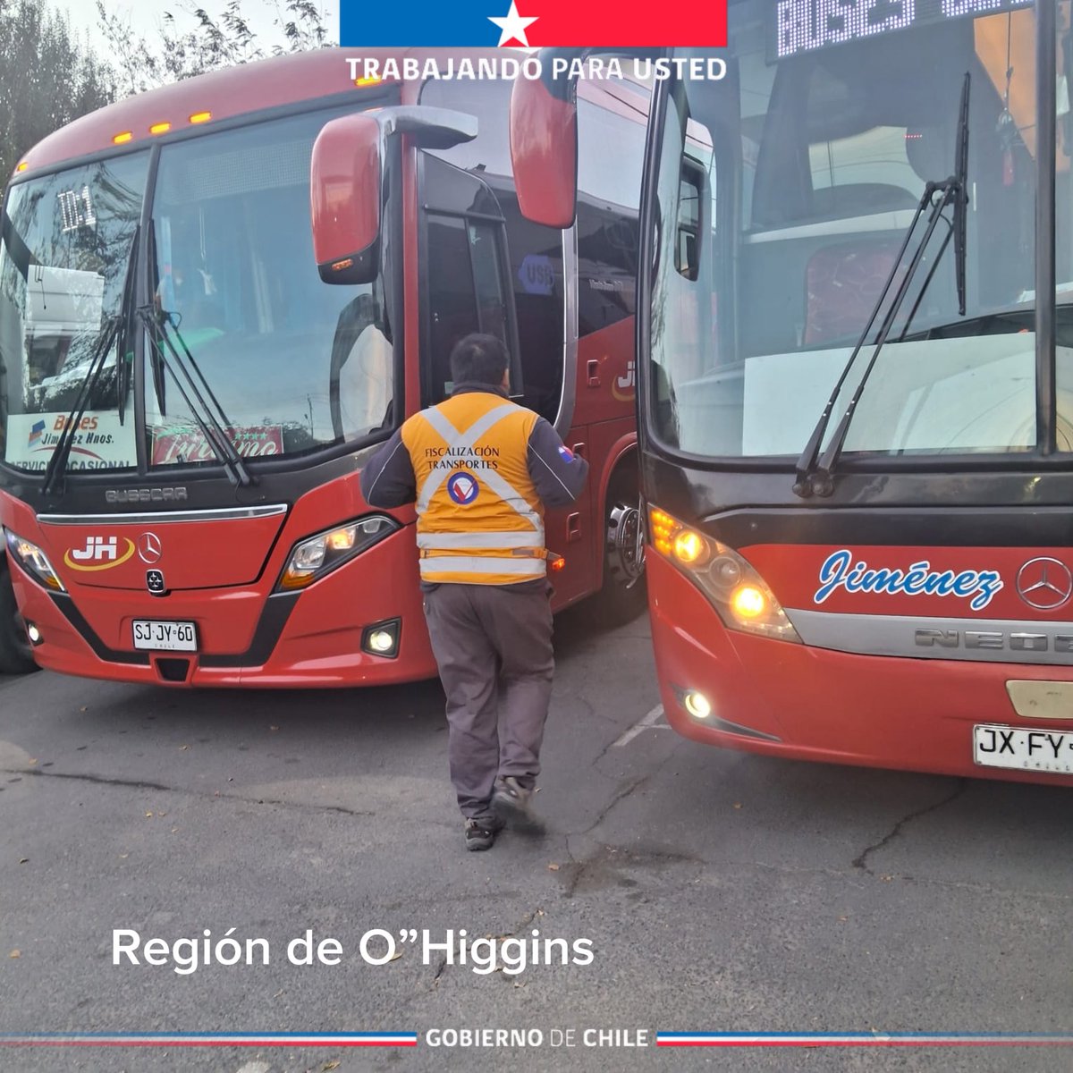 Fisca_MTT's tweet photo. Sabías que los inspectores de @Fisca_MTT pueden controlar el bus que entregará el servicio de transporte de tu hijo para su gira de estudios. Sólo tienes que solicitarlo en https://t.co/J7q7cAkcao para ellos puedan verificar que el bus cumple con las condiciones de seguridad. https://t.co/jVRURZwPc0
