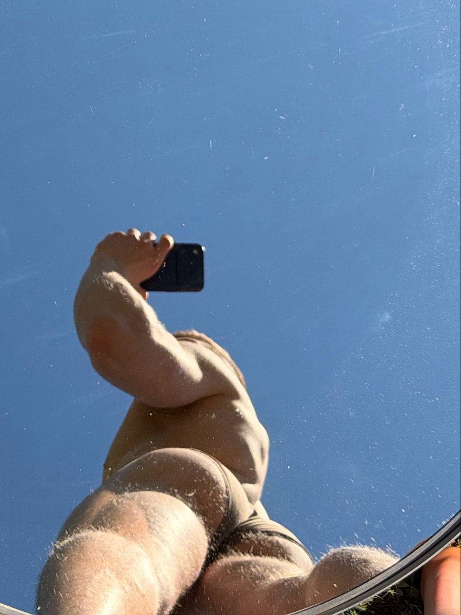 helg_yan's tweet photo. How’s the weather?🥵 https://t.co/e9knup5pbM