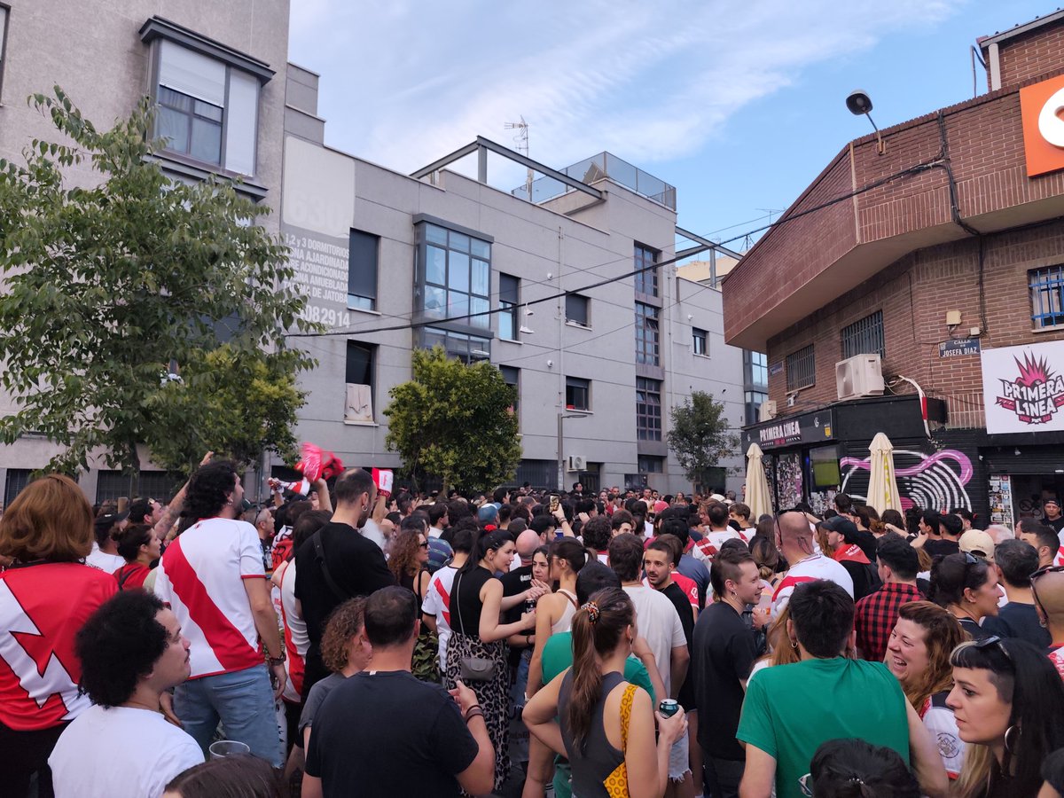 davidgallardo78's tweet photo. ¿Quién en su sano juicio no es de Vallecas esta noche de primavera si está todo el barrio en la calle? El Rayo es el único equipo de fútbol veraz que queda en la élite por muchos motivos pero, principalmente, por su gente https://t.co/PzaNrwmbDD