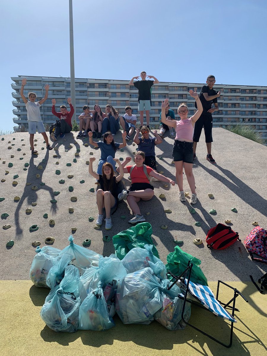 CalaisMlk's tweet photo. Challenge « Sauvons l’océan » : les élèves du collège @CalaisMlk passent à l’action !
Ce 26 mai, les éco-délégués et des élèves du CVC se sont mobilisés pour une grande opération de ramassage des déchets sur la plage et la digue de Calais.
#SemainedelaMer
#DéveloppementDurable https://t.co/pCq8NqkQrW
