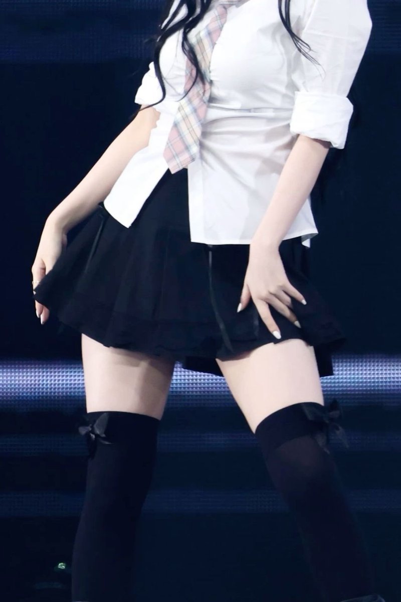 babykmj_'s tweet photo. the category is THIGHS and karina keeps winning hands down https://t.co/uczIos6WiU