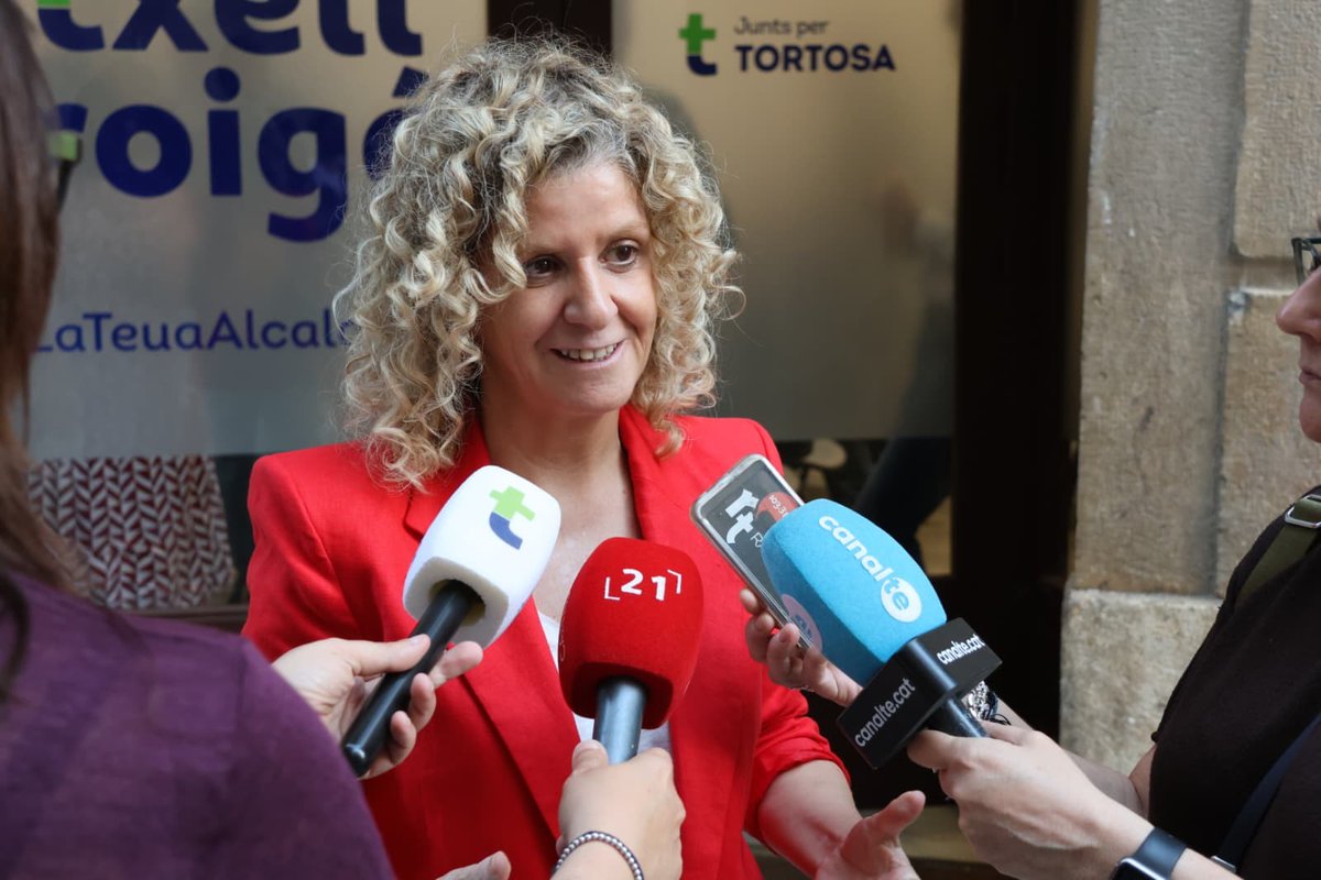 juntspertortosa's tweet photo. 💬 @meritxellroige : “Cal que #Tortosa torni a recuperar la il·lusió, l’ordre i el bon govern”

L’assemblea de Junts per Tortosa referma el lideratge de Meritxell Roigé ratificant-la per unanimitat com a candidata a les municipals del 2027

https://t.co/rswBuPKTXL https://t.co/AMk80Pu6y7