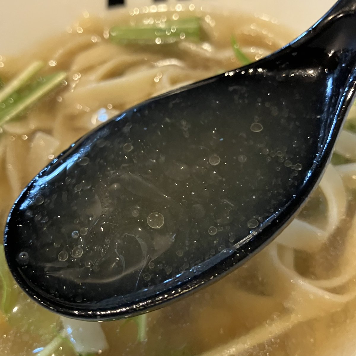 ykurikin's tweet photo. 奈良生駒の「らぁめんトリカヂイッパイ」さんで『冷やし鰹塩らぁめん』…やって来ました皆んな冷やしの季節…大好き"冷やし魚介系らぁめん"…"鰹節"から丁寧に抽出した旨みスープにパンチ有る塩ダレ…にんにく効かせた"鰹のタタキ"がうんまい…ご馳走さまでした〜(๑・ω-)～♥”
#トリカヂイッパイ https://t.co/RXOWzYdJlv