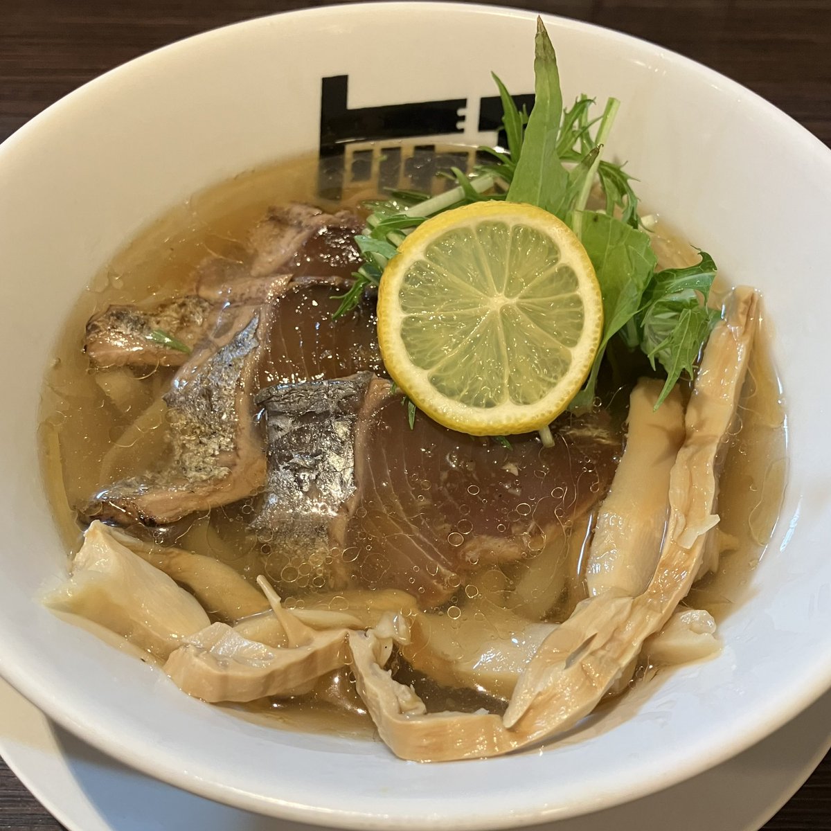 ykurikin's tweet photo. 奈良生駒の「らぁめんトリカヂイッパイ」さんで『冷やし鰹塩らぁめん』…やって来ました皆んな冷やしの季節…大好き"冷やし魚介系らぁめん"…"鰹節"から丁寧に抽出した旨みスープにパンチ有る塩ダレ…にんにく効かせた"鰹のタタキ"がうんまい…ご馳走さまでした〜(๑・ω-)～♥”
#トリカヂイッパイ https://t.co/RXOWzYdJlv