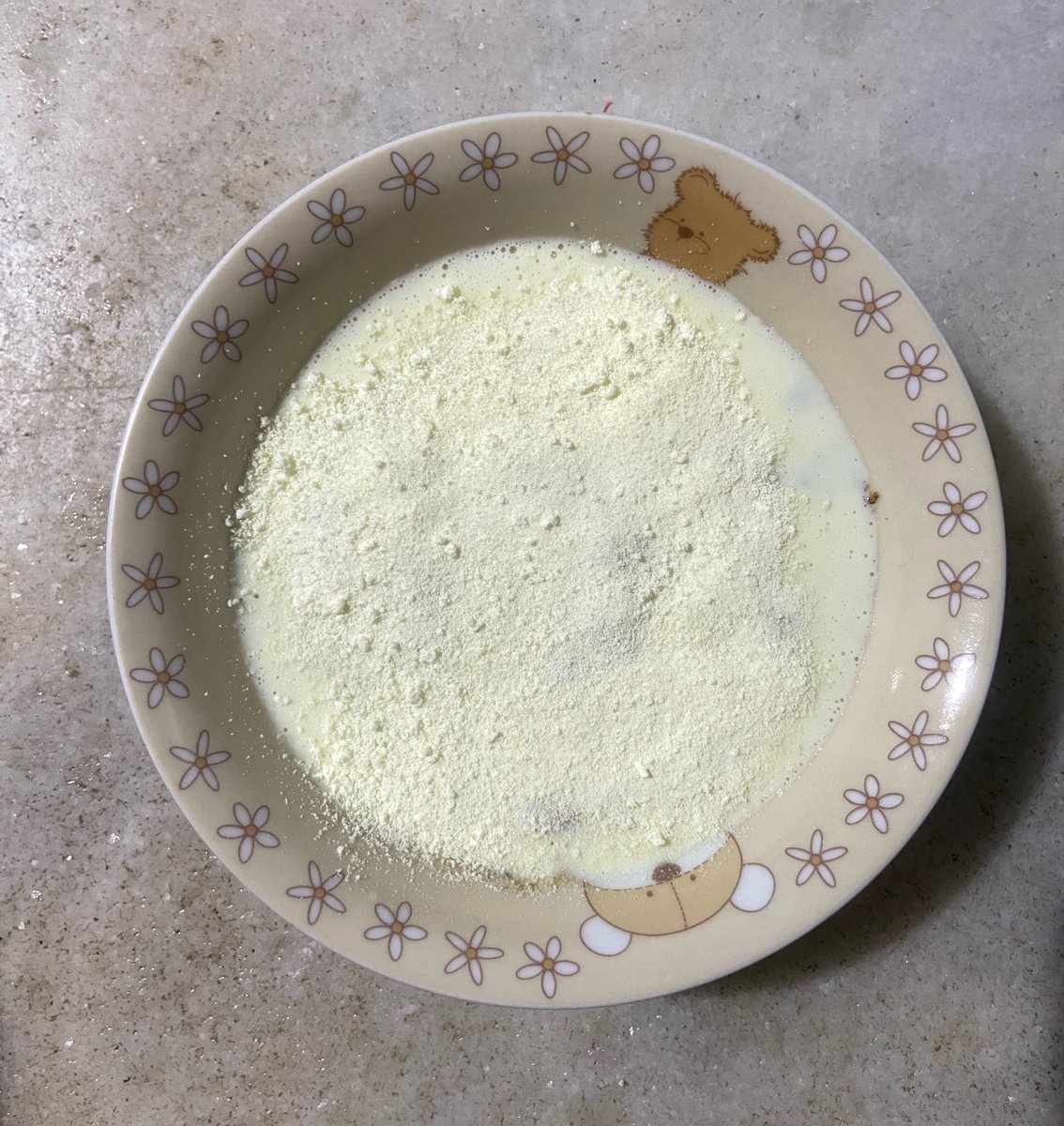 kcalimit's tweet photo. hj foi isso 
no pratinho azul é arroz japonês, kani e guioza no outro pratinho é mingau 
587kcal tudo https://t.co/fCNMeBNEoK