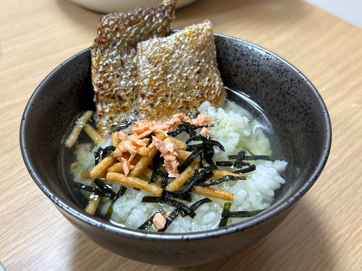 yua_feedee's tweet photo. 結局ごはんが食べたくなって、この時間にお茶漬けを食べるっていう...😂️ https://t.co/EAScIuTZBk