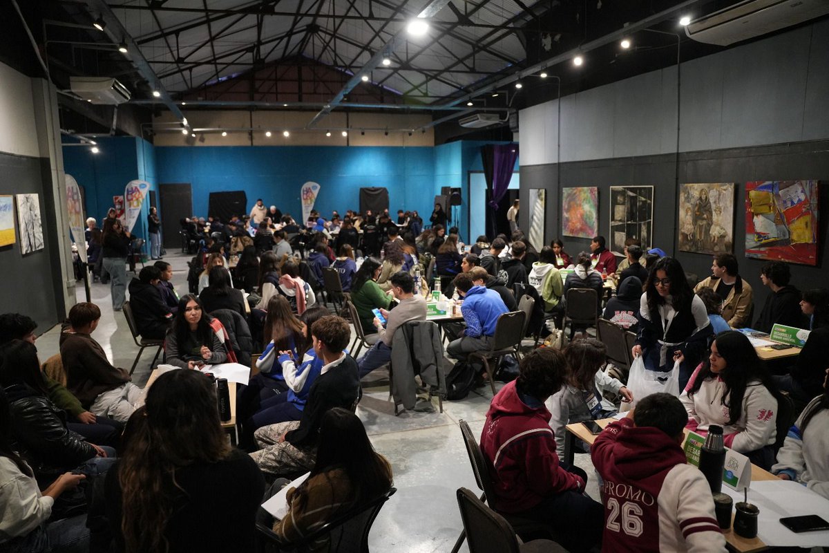 jaimemendezh's tweet photo. HACKATON 2026: 2DA JORNADA

Hoy, en la Fábrica del Arte, realizamos el segundo encuentro de Hackaton 2026, un certamen en el que participan más de 300 alumnos de distintas escuelas de gestión estatal y privada de todo el distrito.

Con esta iniciativa, los chicos piensan soluciones para problemas concretos de nuestra comunidad junto a representantes de empresas, universidades y el municipio.

Durante la jornada hubo charlas sobre Ojos en Alerta, inteligencia artificial y programas de diseño, entre otros temas, para que los alumnos puedan seguir aprendiendo y desarrollando ideas en el contexto tecnológico actual. 

La gran final será el próximo 8 de junio, cuando los equipos presenten sus propuestas y se elija al grupo ganador. ¡Muchos éxitos para todos!