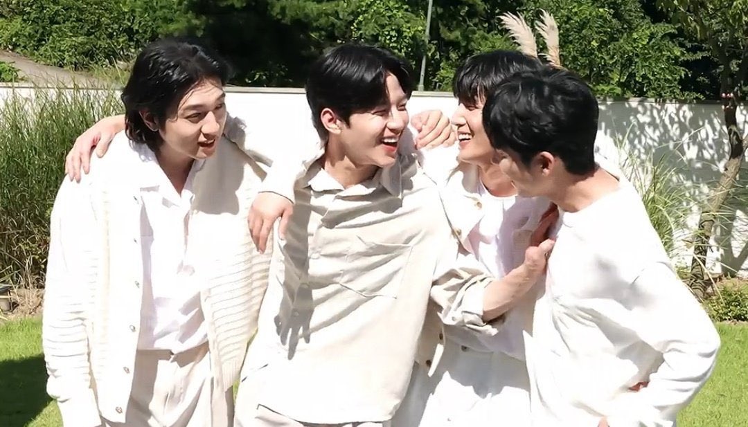 briwoonfan's tweet photo. day6 is fourever 🍀💕 https://t.co/kSMaICfi4p
