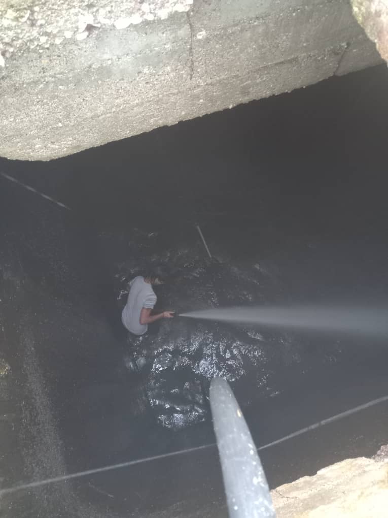 escambraycu's tweet photo. Se interrumpe servicio de agua en la ciudad de #SanctiSpíritusEnMarcha

Brigadas de Acueducto laboran en la limpieza del tanque elevado de la zona de Rancho Hatuey para mejorar la calidad del líquido

https://t.co/K6bN22udDN https://t.co/4GxnQqVRWo