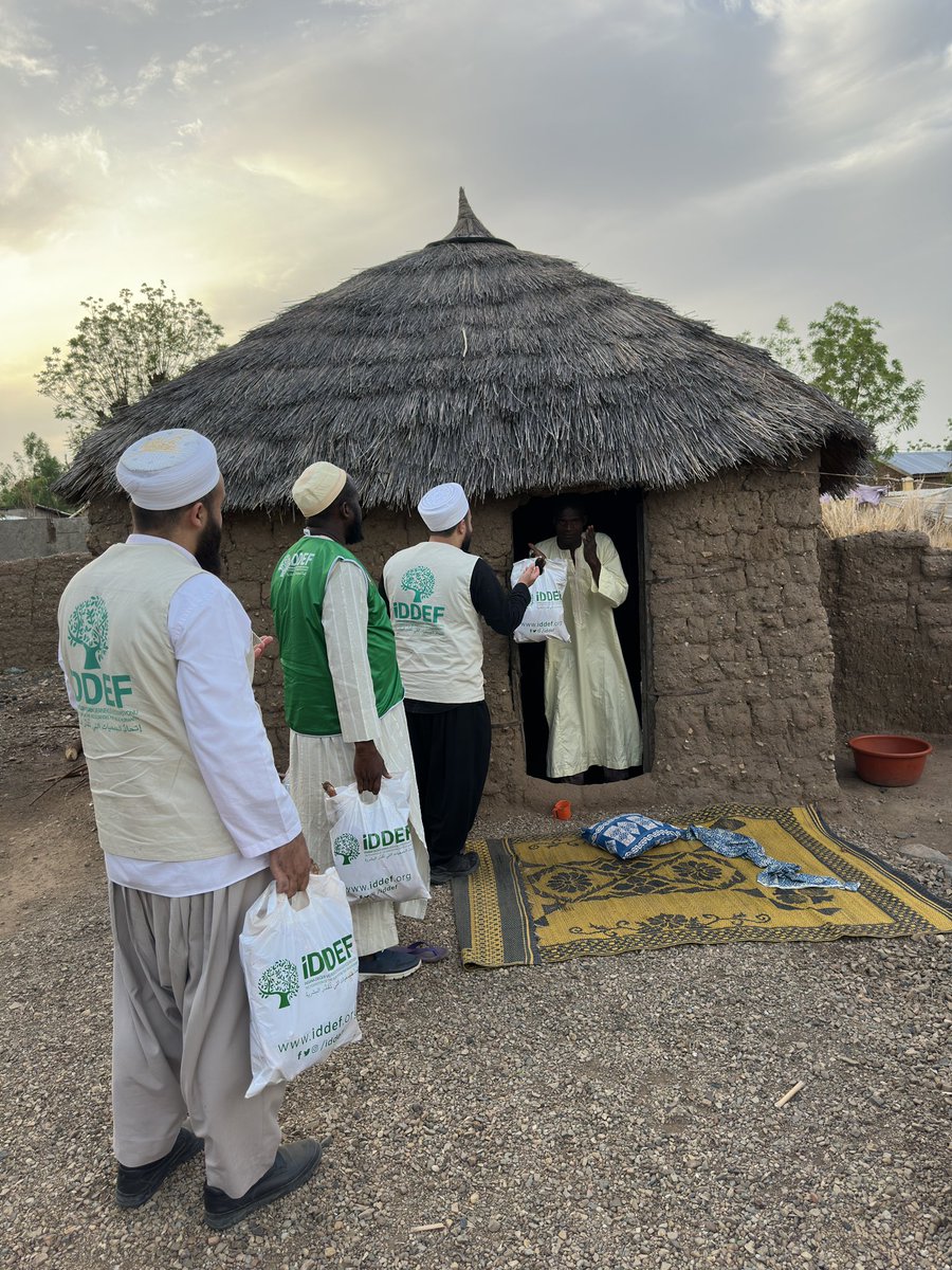iddef's tweet photo. #Kamerun 🇨🇲’da ilk gün tamamlanan kurban kesimlerinin ardından dağıtımlar başladı.
Bağışçılarımızın emanetleri ihtiyaç sahibi kardeşlerimize ulaştırılmaya devam ediyor.
📌 Bağışlarınızı bayramın 3. günü saat 12:00’a kadar yapabilirsiniz.
#KardeşinlePaylaş ❤️
🐮 Hisse Bedeli 5000₺
🐑 Küçükbaş Bedeli 6000₺
🌐 https://t.co/4XEQO6U9Mz
☎️ 0212 621 00 65