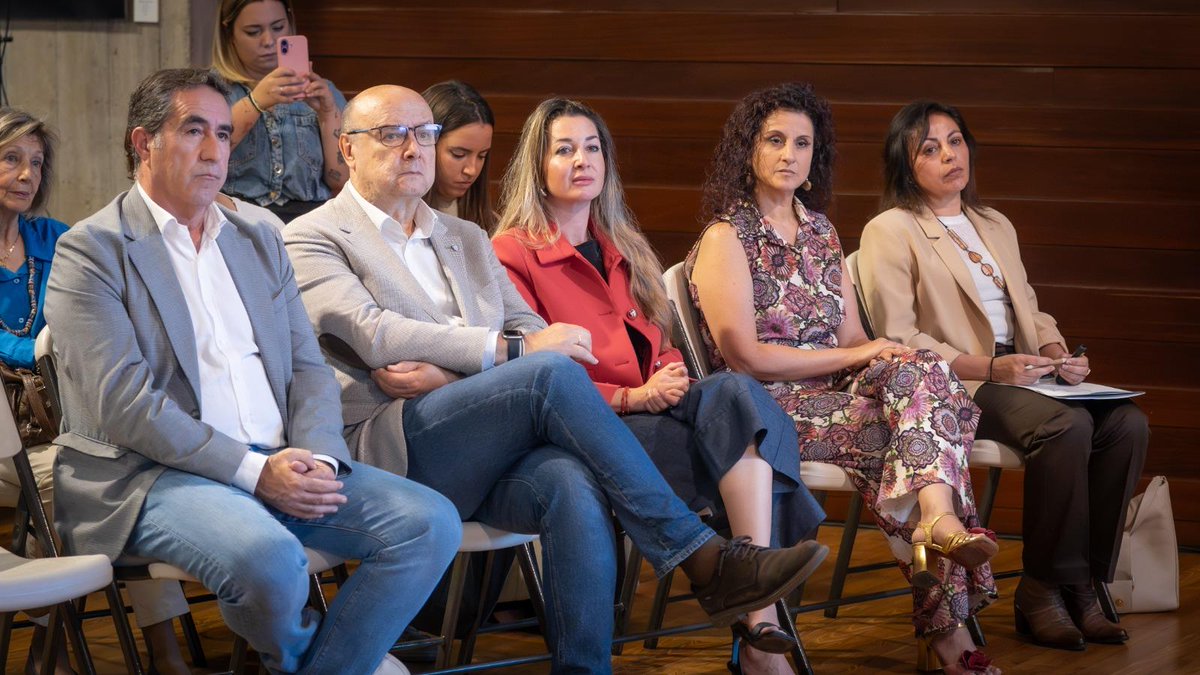 FrancisCandilG's tweet photo. Canarias quiere avanzar hacia un modelo de cuidados centrados en la persona, más humano, más cercano y adaptado a la realidad.

Con la estrategia #IslasDeCuidados apostamos por los derechos, la autonomía, la comunidad y una forma distinta de entender los cuidados y el bienestar. https://t.co/JgKhBllJxl