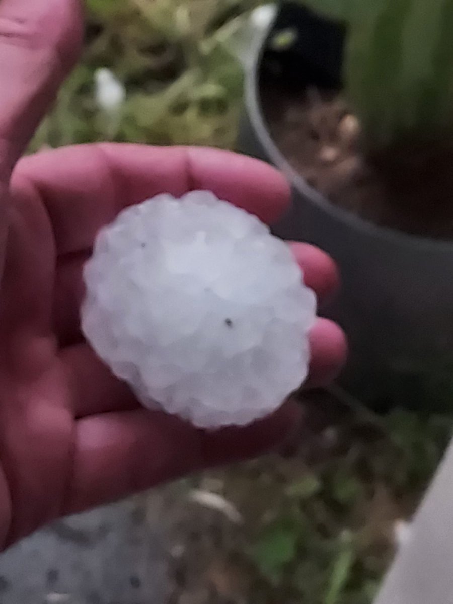 NouailhatG's tweet photo. @Meteovilles Et dans la Manche il y'a quelques minutes, orage monumental avec des dégâts sur les toitures et voitures https://t.co/88UPDENpi1