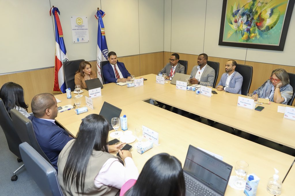 SuperateRDO's tweet photo. Durante el encuentro, @superaterdo y @siubenrd abordaron las metas definidas por el Gobierno dominicano para la erradicación de la pobreza extrema y hambre cero en la #RD, así como la importancia de fortalecer la focalización de los programas sociales para garantizar una protección social cada vez más integral, eficiente y basada en evidencia.

#Supérate
#HambreCero