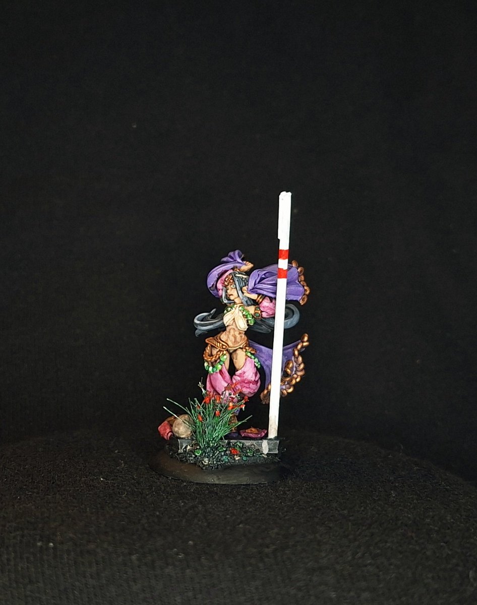 GasFloryHobby's tweet photo. The dancer from @saMghaaraama ULTRAZONE is complete.
Ryuutama is about storytelling, travel and adventure. I thought her dropping her pack at the roadside and dancing to pay the way might make an interesting image.
Her robes and flowing hair were challenging but look fantastic. https://t.co/NM3scgelR7