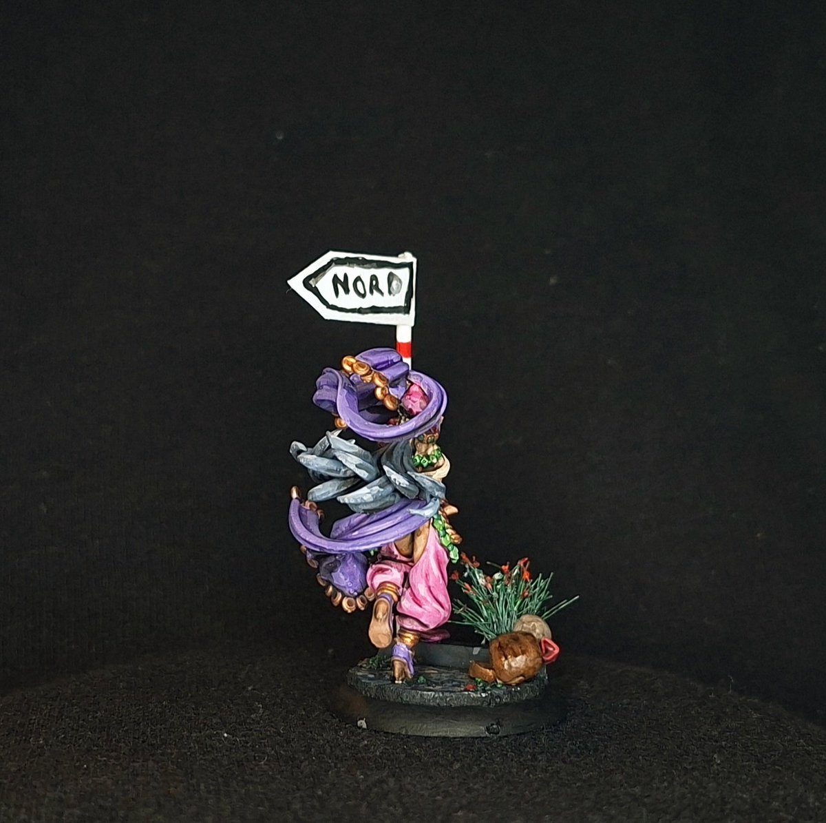 GasFloryHobby's tweet photo. The dancer from @saMghaaraama ULTRAZONE is complete.
Ryuutama is about storytelling, travel and adventure. I thought her dropping her pack at the roadside and dancing to pay the way might make an interesting image.
Her robes and flowing hair were challenging but look fantastic. https://t.co/NM3scgelR7