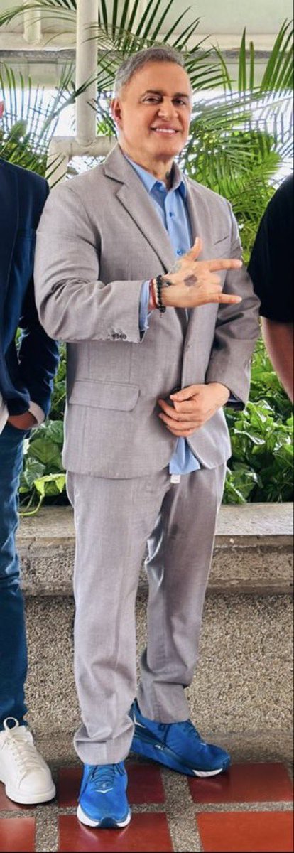 AlexaGomezDos's tweet photo. Bastaaaaa de esos deditos en forma de cuernos. BASTAAA. De la marginalidad del outfit hablamos después 😮‍💨 https://t.co/QwUAEHrjYB
