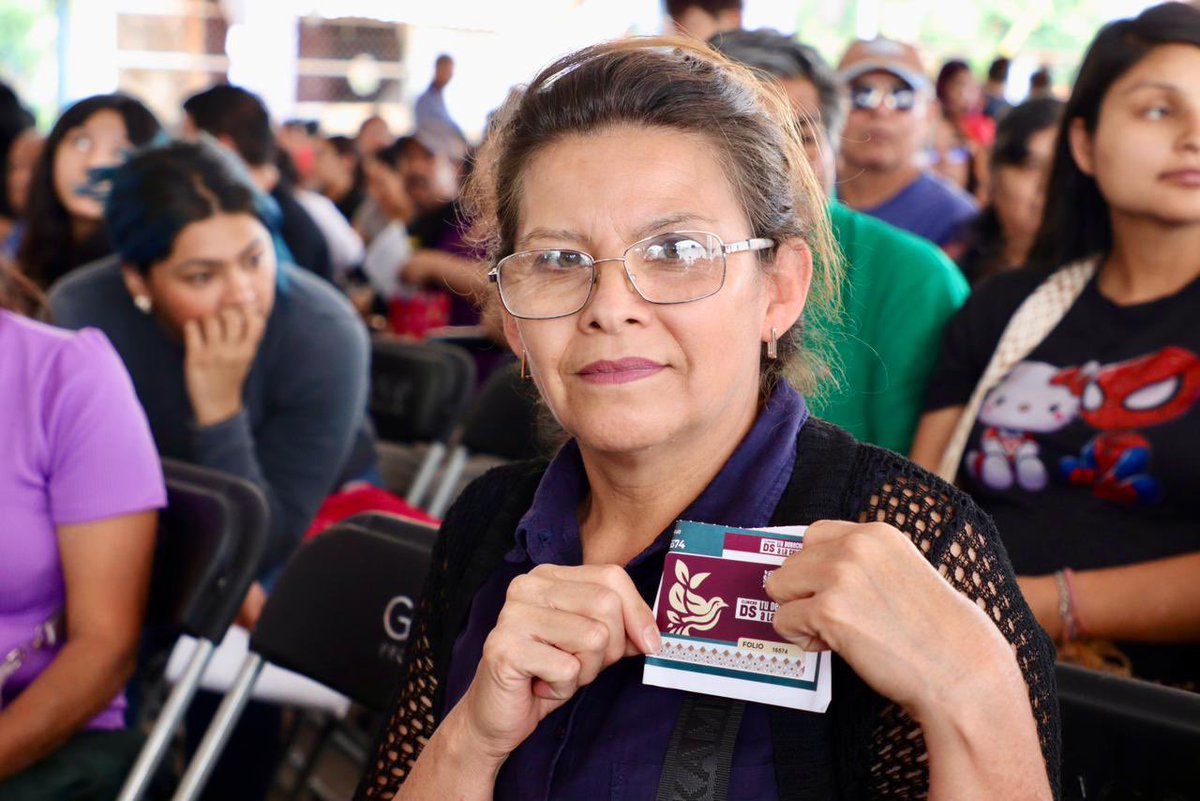 daniel_ser's tweet photo. Entregamos la tercera clínica “Tu Derecho a la Salud” en la Unidad Niños Héroes, la cual dará cobertura especialmente a las comunidades del sur de nuestro municipio. 🏥🧑🏻‍⚕️

En este espacio, las y los izcallenses podrán acceder a servicios médicos, dentales, estudios de laboratorio y optometría, para un total de 10 mil beneficiarios directos y hasta 20 mil dependientes menores. ✅🏘️

Cumplimos un compromiso con nuestra población, que ahora tendrá acceso a un programa cercano y gratuito para cuidar de su salud y la de su familia. ¡Gracias a todas y todos por hacerlo posible! 🤝🏼🌟

#ServirConPasión #GobiernoCercano #CuautitlánIzcalli