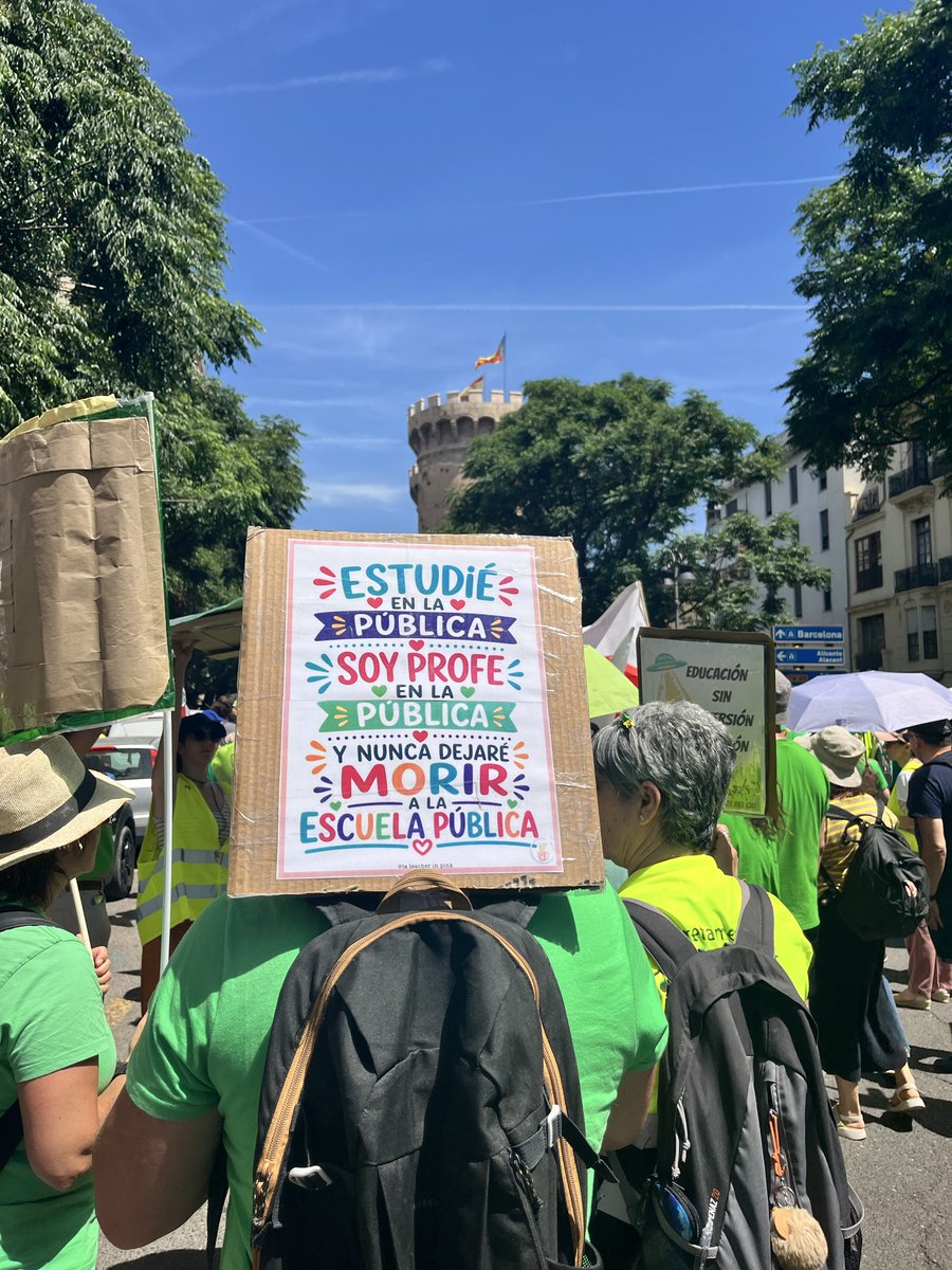 AngelaFerrandez's tweet photo. En Alicante, Valencia o Castellón. Estos días , más que nunca, en defensa de nuestra escuela pública. 💚🤞🏻💪🏻 https://t.co/aNdh5fE3ii
