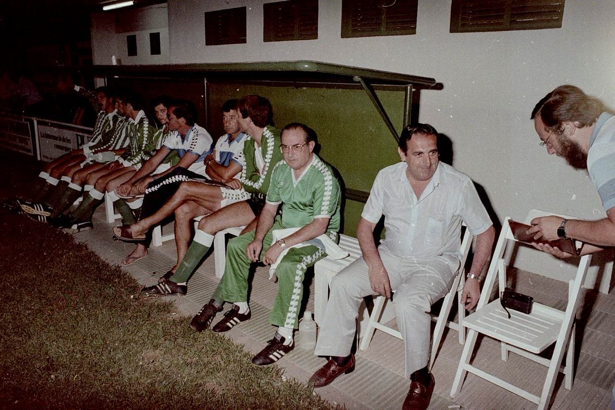 BetisVintage's tweet photo. “Una cosa es el fútbol y otra el Betis. Si no existiese el fútbol, existiría el Betis”. https://t.co/4PUkQXjs1M