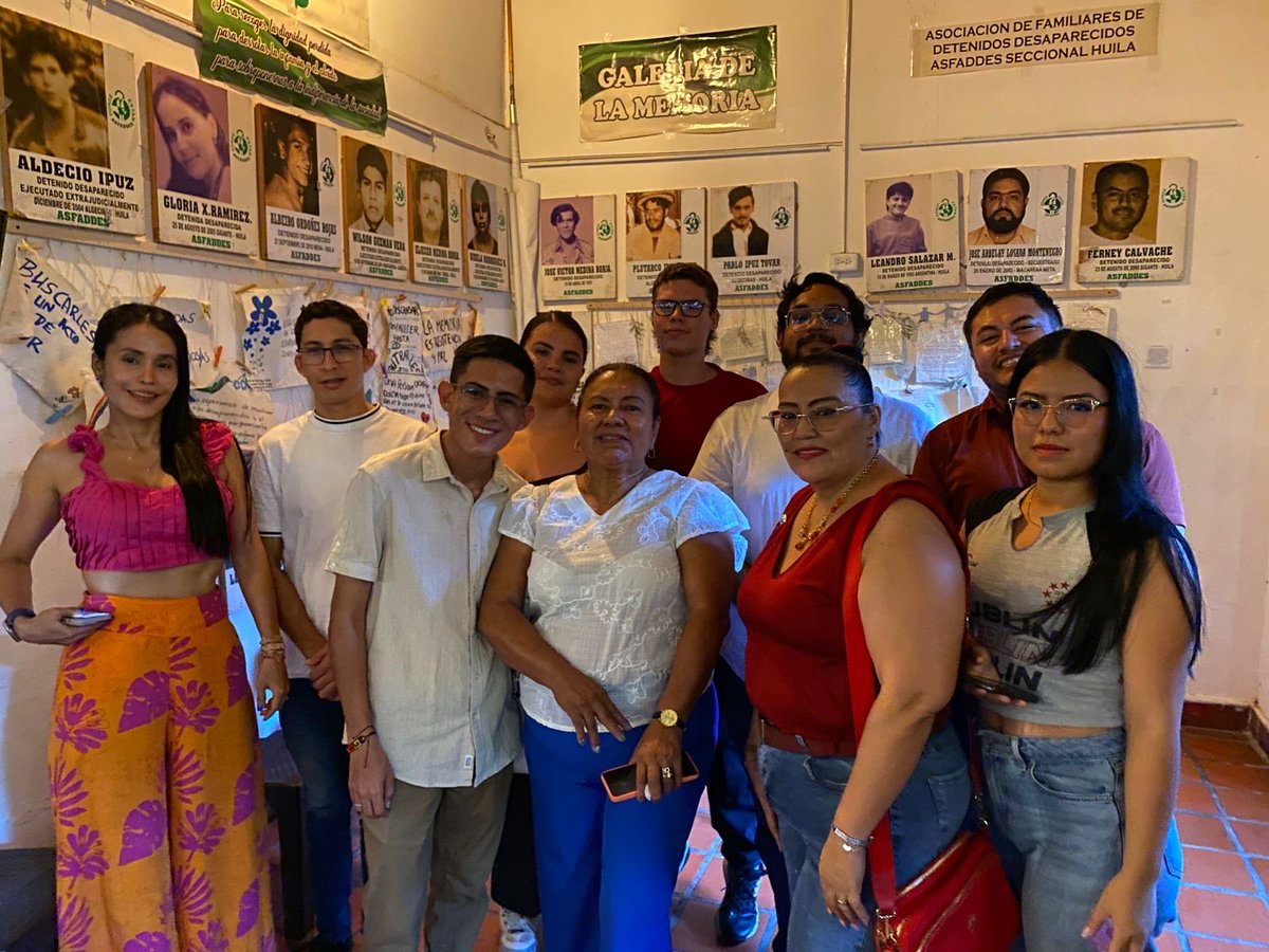 ASFADDES's tweet photo. Nuestra lucha esta en las calles mostrando los rostros de los ausentes siempre presentes. La "Galería de la Memoria" es un testimonio de Amor y Lucha. Cada rostro representa una historia que no permitiremos que se borre. #Neiva, #Bogotá #Medellín. @ComisionBusque @UBPDcolombia https://t.co/rVOThtGhRs