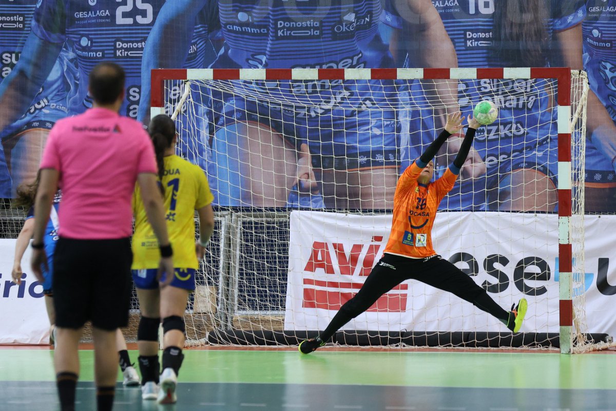 BMRemudas's tweet photo. 💚 Victoria de muchísimo valor en San Sebastián.

El Rocasa Gran Canaria golpea primero en la final del playoff tras imponerse al Súper Amara Bera Bera en el Gasca (19-23). 

La final seguirá este domingo en el Antonio Moreno con la oportunidad de proclamarnos campeonas de Liga. https://t.co/o3LNSJeHDa