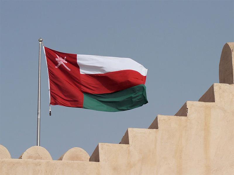 AdabOman's tweet photo. .. 🇴🇲 

ليست محايدة كما يصفونها
هي دائما منحازةٌ ..  لحِوارِ

وتزيدُها سعةُ الصدورِ مساحةً
فعُمانُ ليسَ تُقاسُ بالأمتارِ

وتغيبُ في زمنِ المكائدِ .. عِفّةً
وتعودُ مثلَ الشمسِ دونَ خِمارِ

لـ يوسف الكمالي https://t.co/PASaCy3IAB