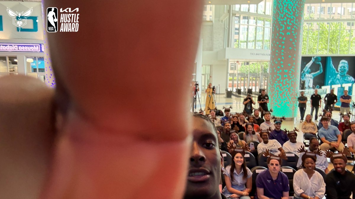 hornets's tweet photo. not to brag but i know the @Kia hustle award winner https://t.co/PLXXedcgBA