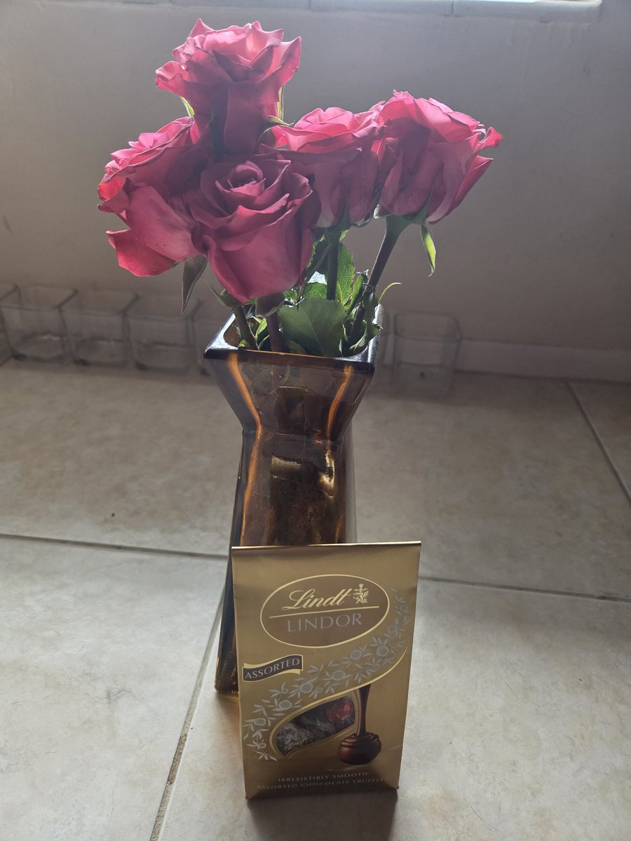 Katana0075's tweet photo. My JW friend surprised me with roses &amp; chocolates for our Bible Study session today!🥰 "Coincidentally" they formed into a cross as I cut the stems &amp; put em in the vase..thanks Jehovah, aka Yahweh!🥰🤗😘 https://t.co/vIX6H7HMhd