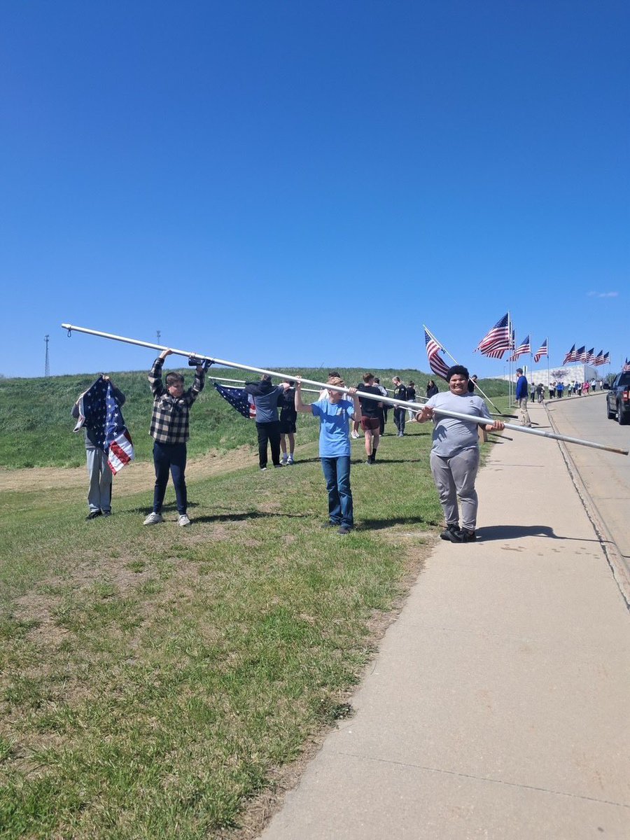 BankWithPeoples's tweet photo. Peoples Bank in Hinton donated $1,500 for new flags and flowers to honor veterans along the Hinton Tribute Trail! Thank you to all veterans and their families for their service to our country! 🇺🇸
#WhereValuesMatter | #EnrichingCommunities | #CommunityBank | Member FDIC https://t.co/6PnR5nfkYr