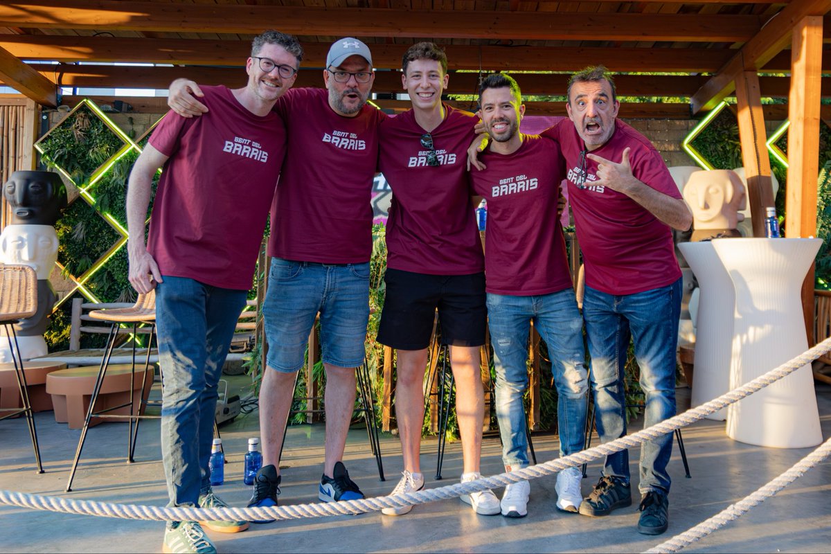 gentdelbarris's tweet photo. 🏀 SOM GENT DEL BARRIS!

📸 Ja podeu recuperar les fotos de la gran Farra Final amb els protagonistes del @flleida, l’MVP @JBatemon5 i els nostres estimats mecenes!

https://t.co/V6DIhRSoeL https://t.co/lwzWRr50K4