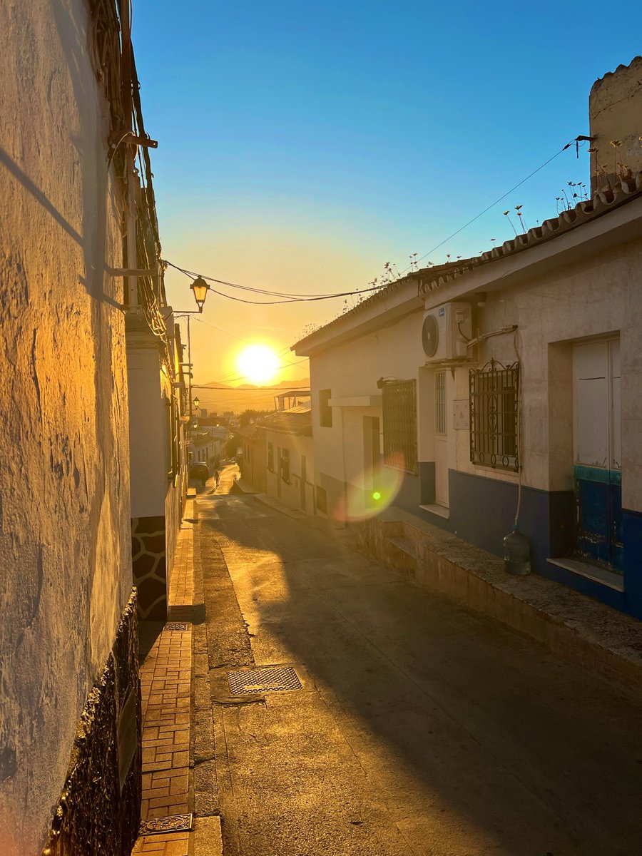 Vituca3's tweet photo. Las calles de mi barrio son santas pá toa la vida… 🎶🤍💙 https://t.co/MJULiHxB73