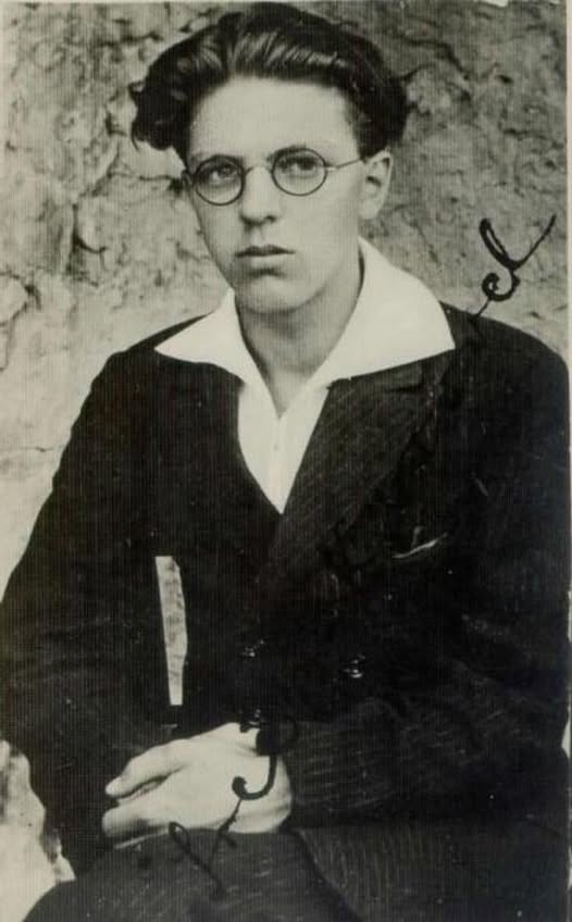 SHD_si's tweet photo. Srečko Kosovel (1904-1926):

"Krivica je krivica, naj se zgodi enemu, tisočem ali milijonom. Mi pa smo proti krivici. Kajti tudi eden je človek. Naše načelo je: za človeka.'

@VaruhCPRS @MinZdravje @vladaRS @Drzavnizbor https://t.co/xxWk5K5jRb