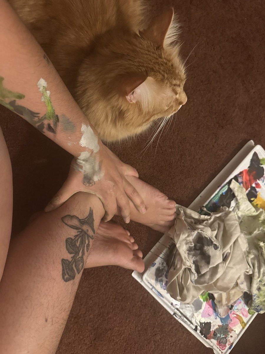 dark_Forest_God's tweet photo. Getting ready for tonight. Who wants to help me paint? #feet #feetfetısh #feetworshi̇p #cat #paint #toelove #toe #worship #free #MushroomLover #fun #colors #orangecat #bedroom #nature #getdirty https://t.co/zjVVjf0rpW