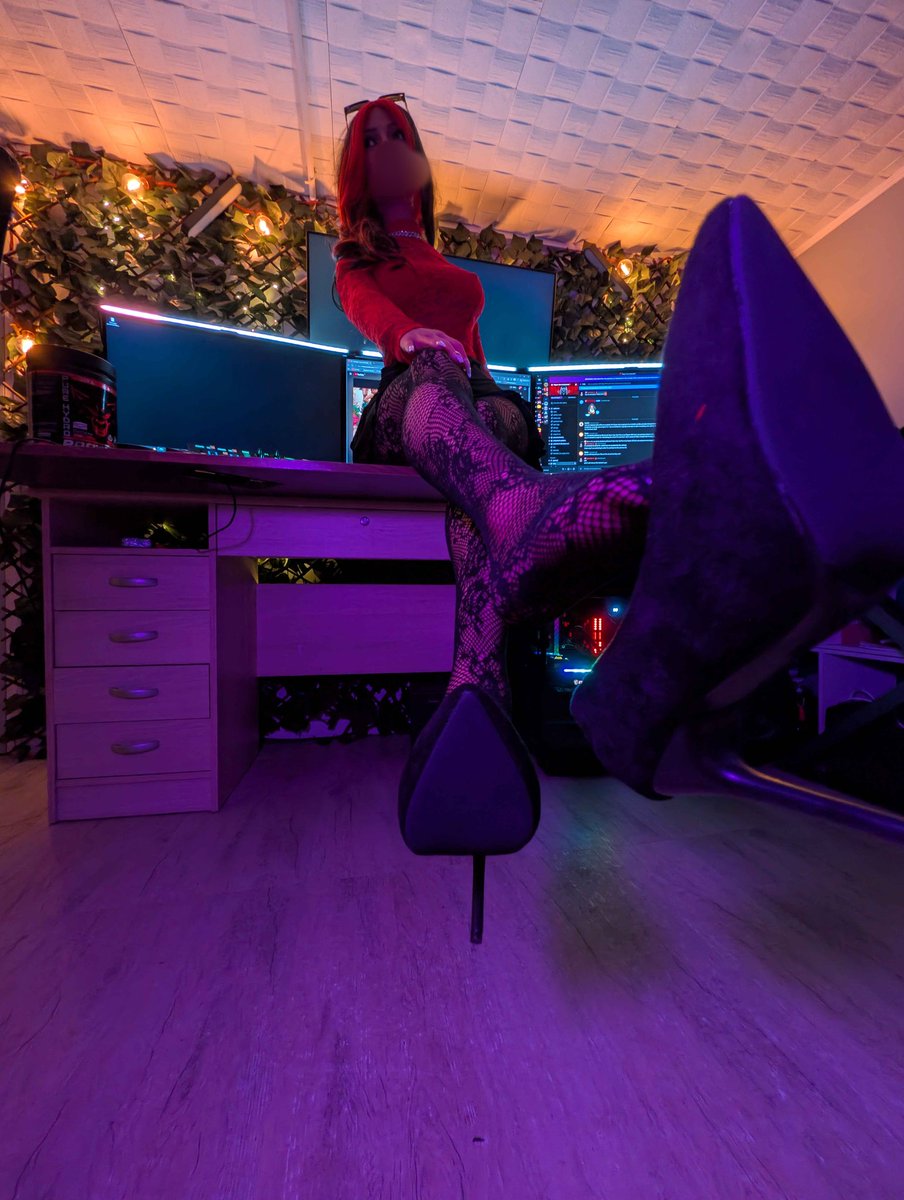 qveenroxi2's tweet photo. tu donnerais tellement pour être aux pieds de ta princesse préférée 🤭😈

#femdom #findom #moneyslave  #moneymiss #soumis #egirl #domina #feet https://t.co/zgmzlHxIf3