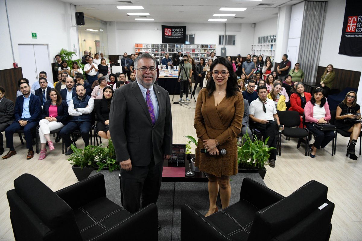Profeco's tweet photo. Nuestro auditorio abrió sus puertas a la edición 2026 del #TendidoDeLibros, un evento en el que participan las y los servidores públicos de la institución. 

En colaboración con @FCEMexico, se presenta una amplia oferta de libros y se realizan charlas con los autores de algunos de ellos. Agradecemos a Antonio Hernández Estrella, Gerente Comercial del Fondo, aliado constante en esta iniciativa.