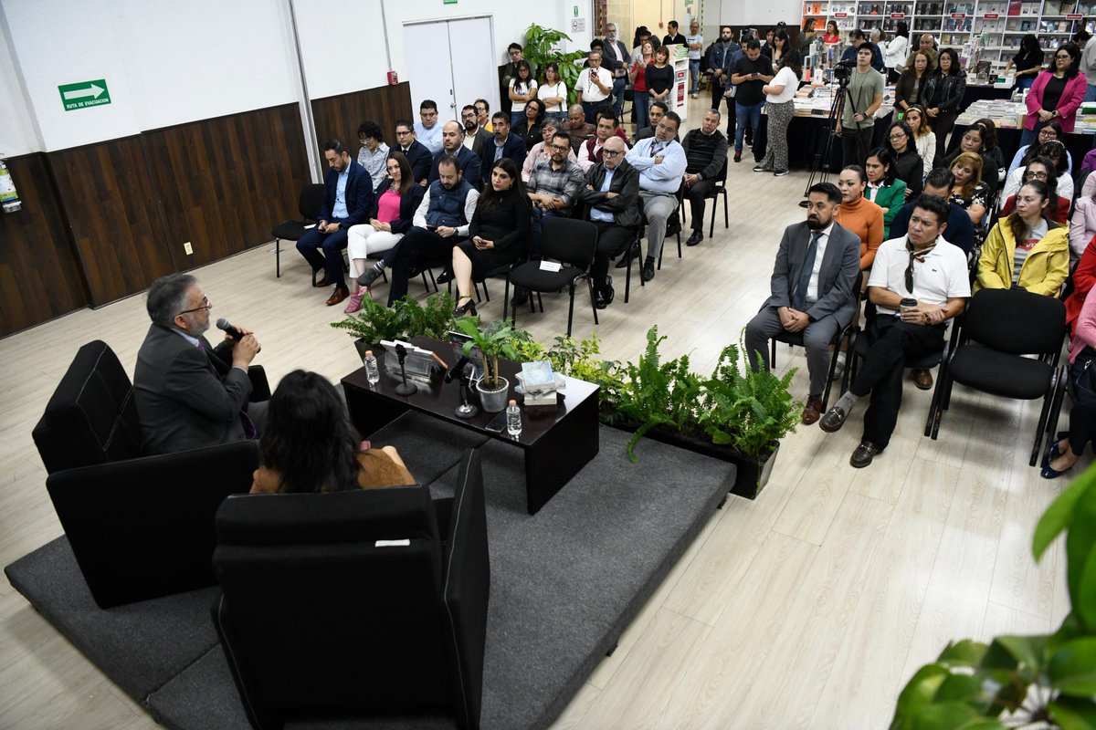 Profeco's tweet photo. Nuestro auditorio abrió sus puertas a la edición 2026 del #TendidoDeLibros, un evento en el que participan las y los servidores públicos de la institución. 

En colaboración con @FCEMexico, se presenta una amplia oferta de libros y se realizan charlas con los autores de algunos de ellos. Agradecemos a Antonio Hernández Estrella, Gerente Comercial del Fondo, aliado constante en esta iniciativa.