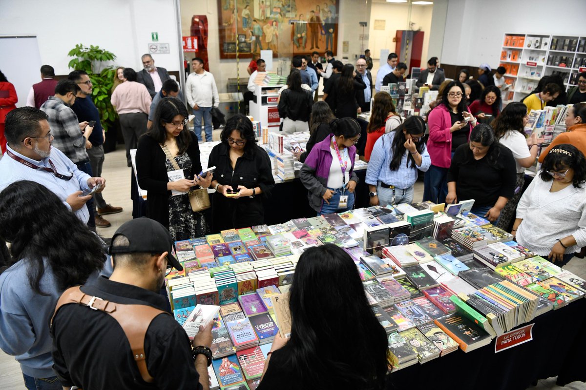 Profeco's tweet photo. Nuestro auditorio abrió sus puertas a la edición 2026 del #TendidoDeLibros, un evento en el que participan las y los servidores públicos de la institución. 

En colaboración con @FCEMexico, se presenta una amplia oferta de libros y se realizan charlas con los autores de algunos de ellos. Agradecemos a Antonio Hernández Estrella, Gerente Comercial del Fondo, aliado constante en esta iniciativa.