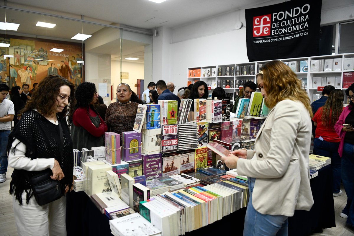 Profeco's tweet photo. Nuestro auditorio abrió sus puertas a la edición 2026 del #TendidoDeLibros, un evento en el que participan las y los servidores públicos de la institución. 

En colaboración con @FCEMexico, se presenta una amplia oferta de libros y se realizan charlas con los autores de algunos de ellos. Agradecemos a Antonio Hernández Estrella, Gerente Comercial del Fondo, aliado constante en esta iniciativa.