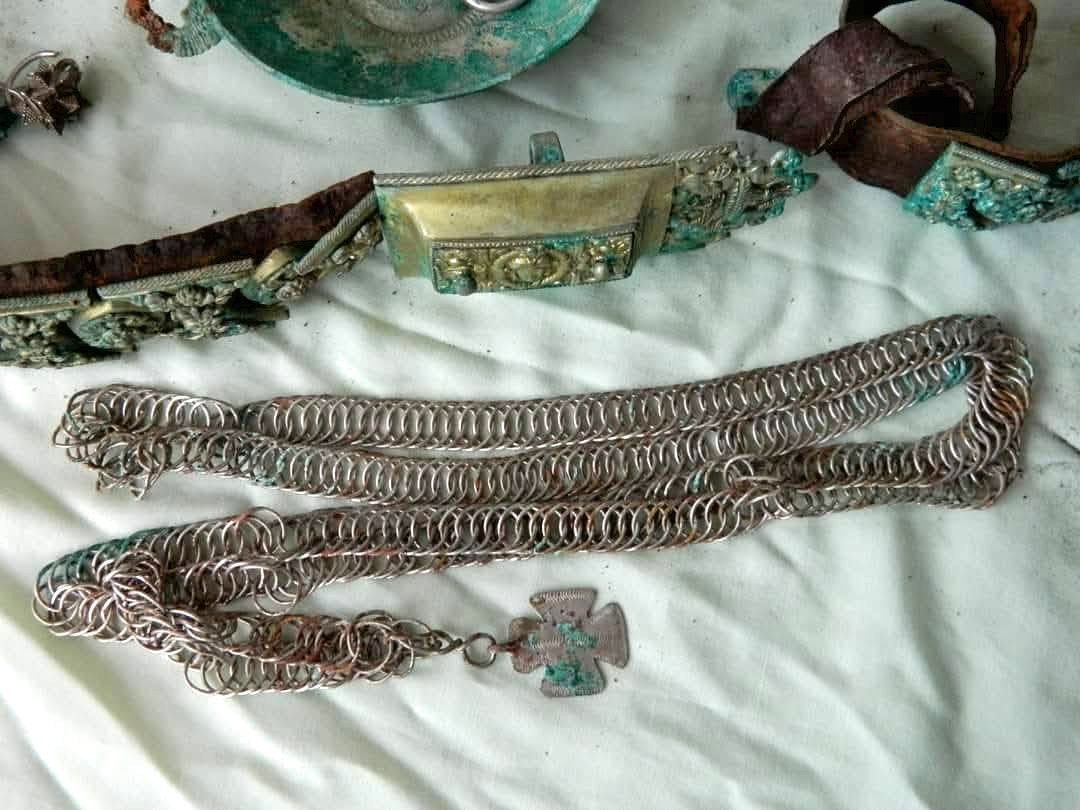_Treasure_Kings's tweet photo. Insane Cossack-era treasure from Ukraine! 🇺🇦 #metaldetecting
 A sealed jug contained #silver rings, jewelry, and even a well-preserved leather belt.
 The sealed pot kept everything in amazing condition. Real time capsule 💍⚔️🇺🇦 https://t.co/CUQRzLPhuv