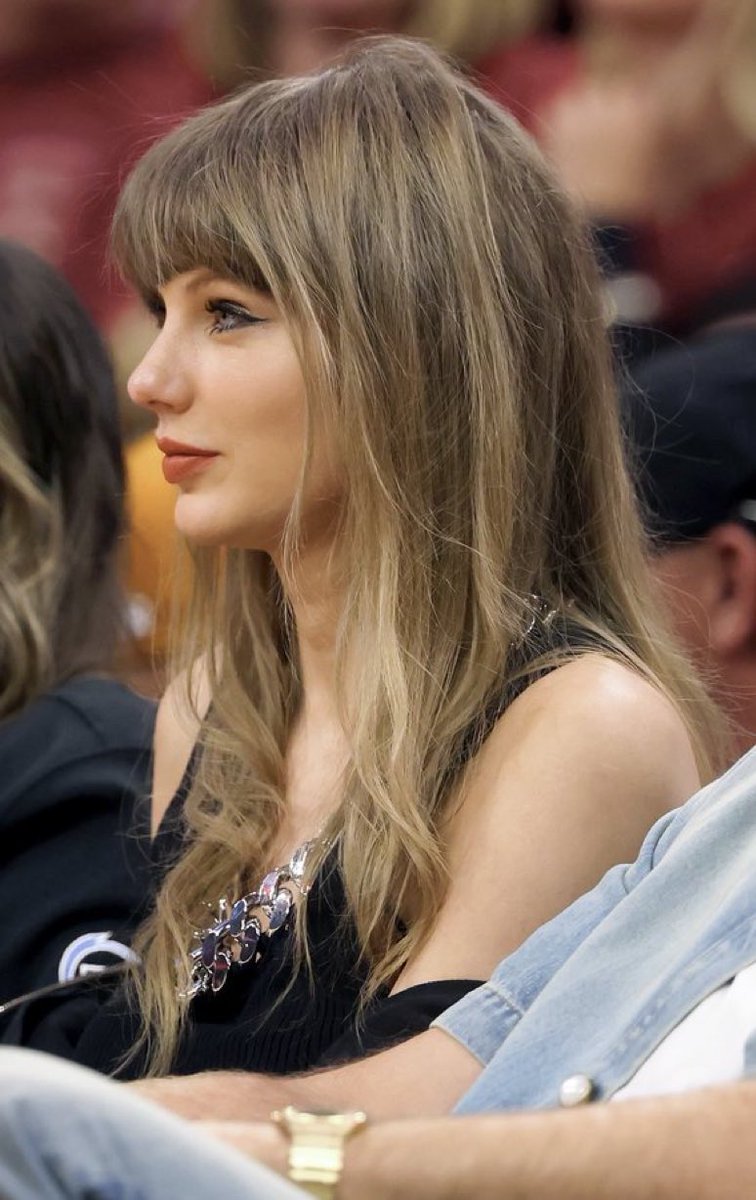 maroonlover2's tweet photo. Her side profile is stunning https://t.co/WsSSB6uOMw