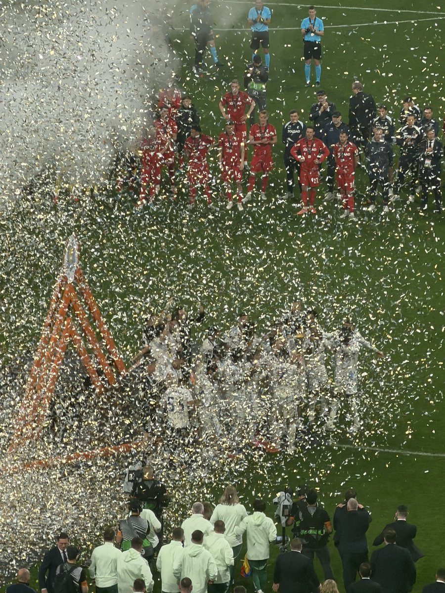 theavfcfaithful's tweet photo. Memories to last a life time 💜🏆 https://t.co/slvPsTnacX