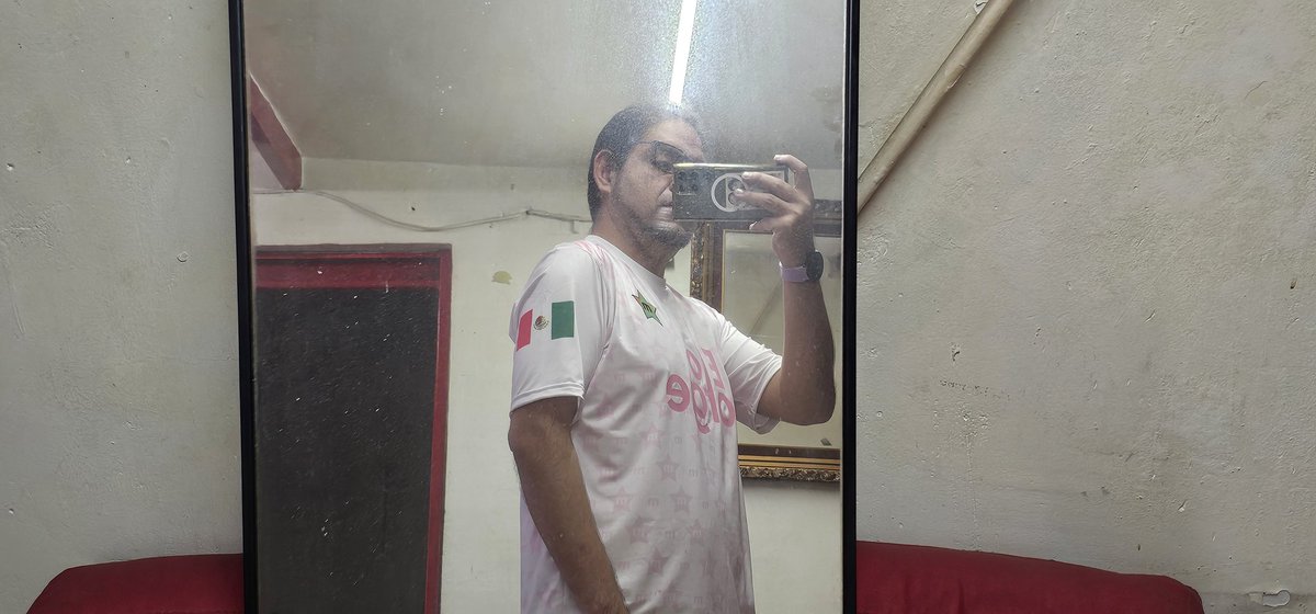 PumasGaming1's tweet photo. No soy buen fotógrafo, perdon por no limpiar el espejo, pero indumentaria de @TeamMajoris para apoyar #EloForge @manutegaming https://t.co/4W1DQmyp6V