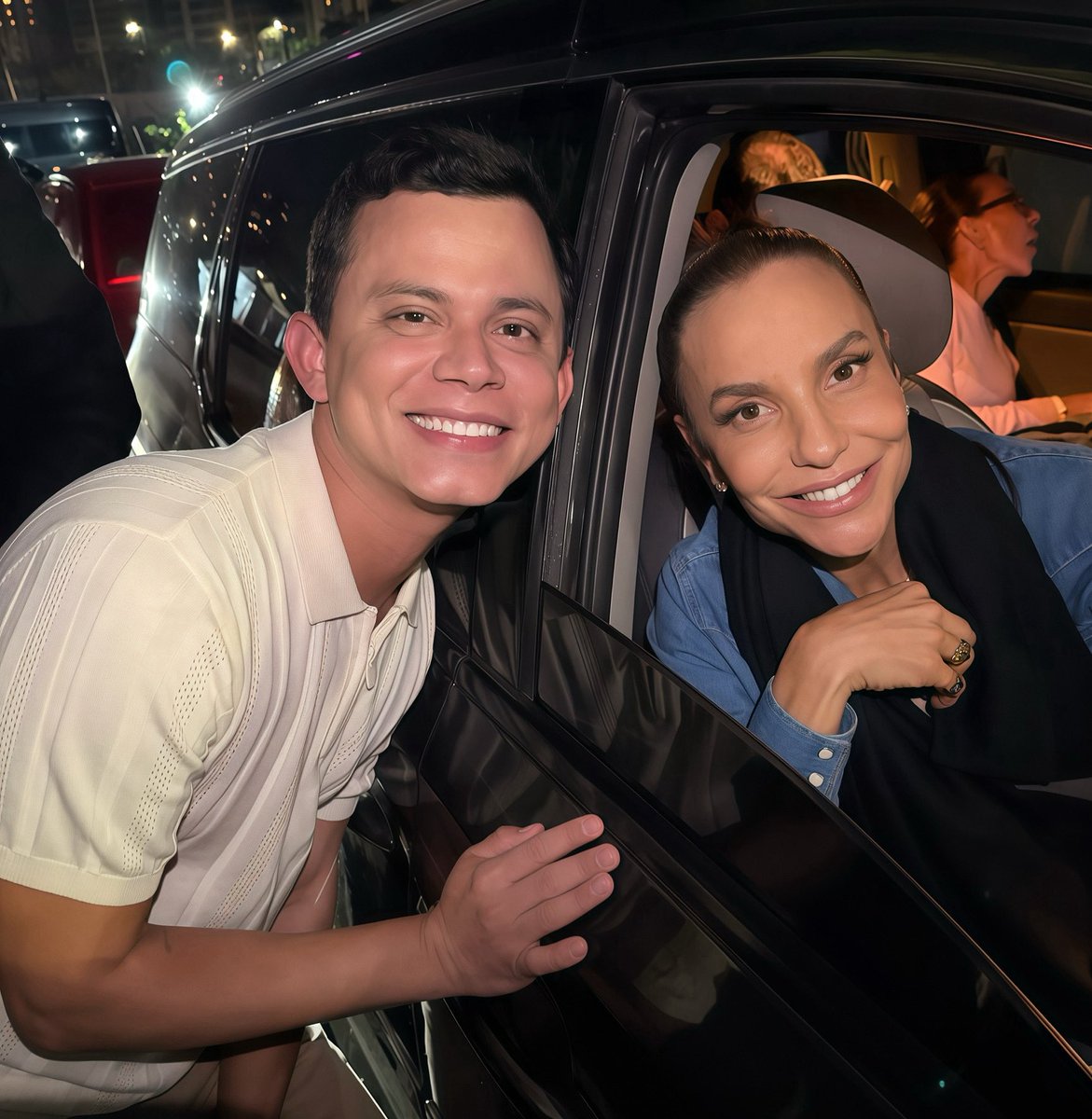 _Ronald_Santos's tweet photo. Hoje é dia de celebrar essa energia única que contagia o Brasil inteiro! 🎉✨ Parabéns, cantora (@ivetesangalo) , por espalhar alegria, música e tantos momentos inesquecíveis! 💛 #ParabensVeveta @centraldaveveta https://t.co/rPPqrvbia4