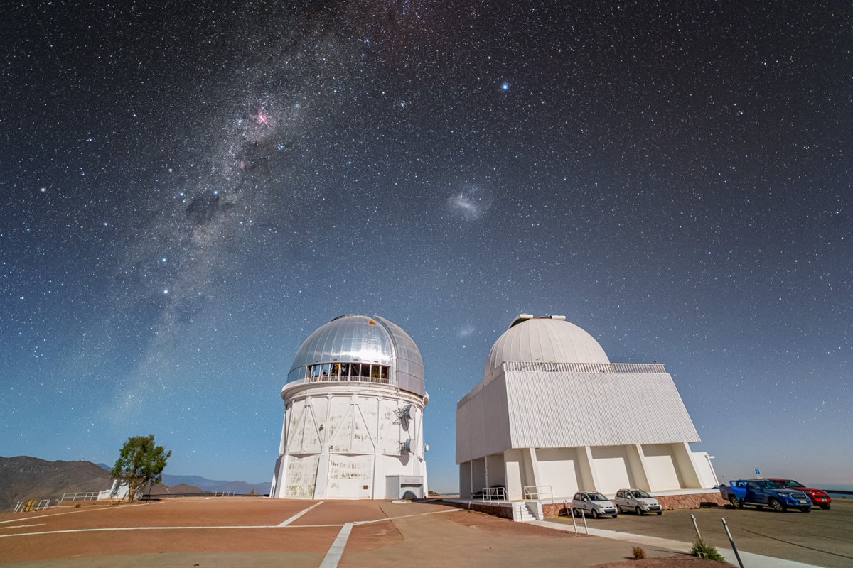 NOIRLabAstroES's tweet photo. 🌕 Esta vista nocturna desde @CerroTololo solo parece de día debido a la fotografía de larga exposición. ✨

También visibles: la Vía Láctea, las Nubes de Magallanes y Canopus sobre los telescopios.

📷: CTIO/NOIRLab/NSF/AURA/P. Horálek https://t.co/NU82htRnHs