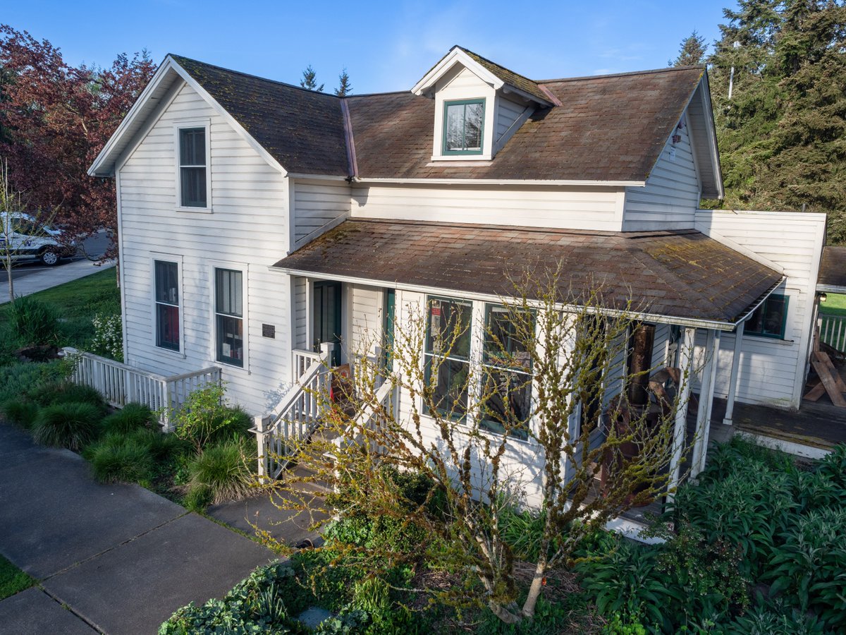 UWBothell's tweet photo. In the late 1800s, Dr. Reuben Chase, Bothell’s first doctor, lived and worked out of the Chase House, serving as the city’s first hospital. Today, this historic home is listed on the National Register of Historic Places and houses the UW Bothell/Cascadia Grounds Team. https://t.co/xb5S0eMzek