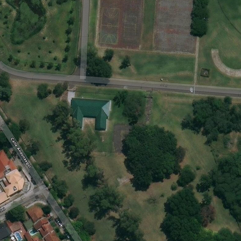 rusosnith's tweet photo. Este hilo se titula "pequeños pedazos de Parque Sarmiento que fuimos perdiendo"

A. Este "obrador"  que nadie sabe bien quien lo maneja, quien lo habilitó, quién lo va a sacar
B. de paso se ve la depredación de @sebabattaglia5  usando todo de estacionamiento privado
2019 vs 2026 https://t.co/aDcSrFLm4y