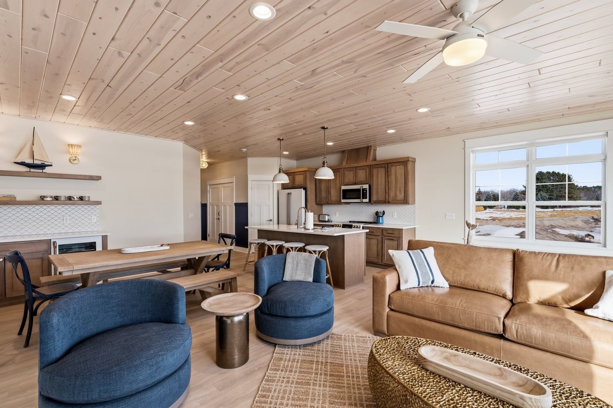 SkyRunVR's tweet photo. Minnesota lake life at its best🚣✨This 2-bedroom home puts you right on the shores of Lake Mille Lacs—step outside with your coffee and watch the morning light stretch across the open water. It's the perfect place for a quiet getaway.

📍Garrison, MN
🔗https://t.co/7O2RCTiids https://t.co/JvsQM6f9io